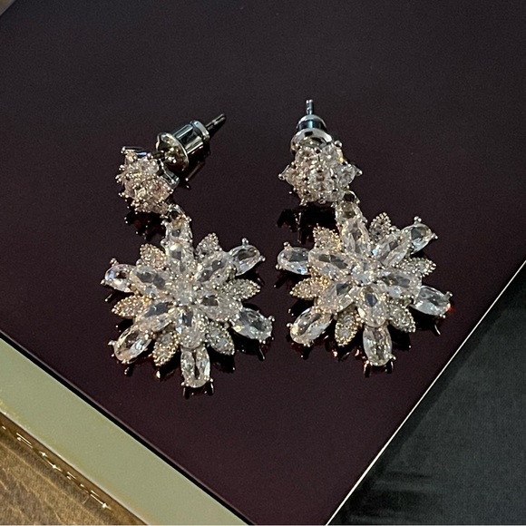 ✨Dazzling Rhinestones Floral Stud Earrings - Picture 2 of 3